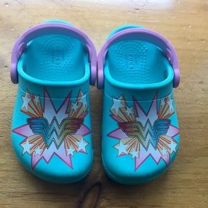 wonder woman crocs